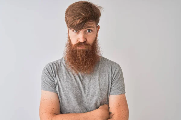 Jonge Redhead Ierse Man Dragen Shirt Staande Geïsoleerde Grijze Achtergrond — Stockfoto