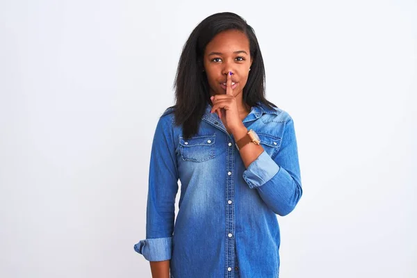 Hermosa Mujer Afroamericana Joven Con Chaqueta Mezclilla Sobre Fondo Aislado — Foto de Stock