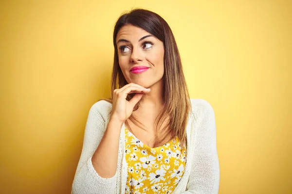 Jeune Belle Femme Portant Veste Debout Sur Fond Jaune Isolé — Photo