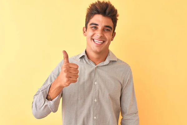 Homem Bonito Jovem Vestindo Camisa Casual Sobre Fundo Amarelo Isolado — Fotografia de Stock