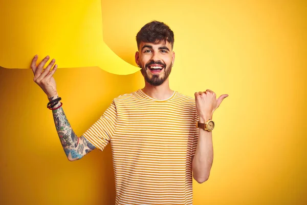 Mladý Muž Tetováním Drží Řeč Bublina Stojí Nad Izolované Žluté — Stock fotografie