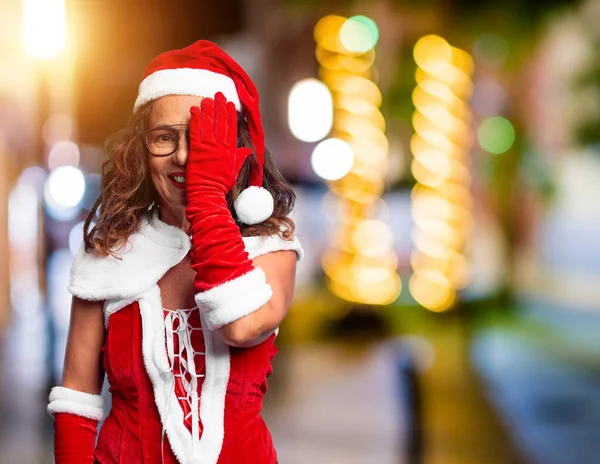 Femme Âge Moyen Portant Costume Père Noël Couvrant Oeil Avec — Photo