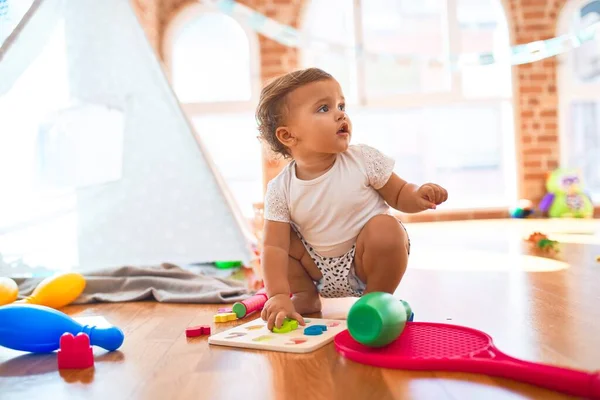 Entzückendes Kleinkind Lernt Kindergarten Mit Mathe Rätsel Jede Menge Spielzeug — Stockfoto