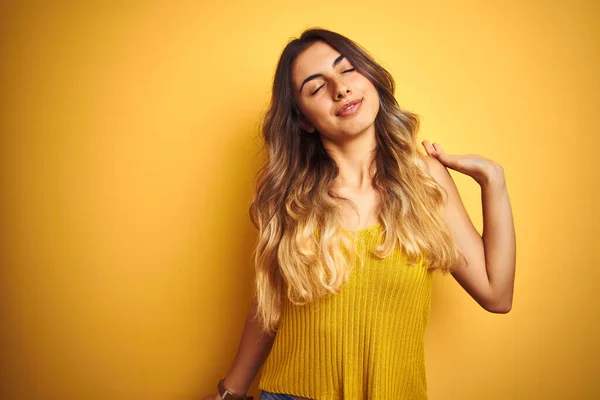 Junge Schöne Frau Trägt Shirt Über Gelbem Isolierten Hintergrund Der — Stockfoto