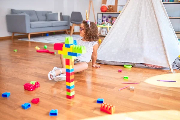 Schönes Kleinkind Mit Brille Und Einhorn Diadem Das Kindergarten Mit — Stockfoto