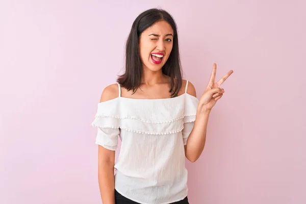 Schöne Chinesin Weißem Shirt Die Vor Isoliertem Rosa Hintergrund Steht — Stockfoto