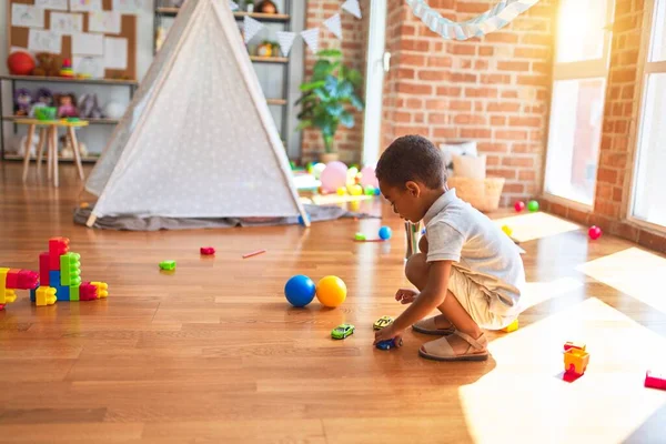 Mooie Afrikaanse Amerikaanse Peuter Spelen Met Auto Rond Veel Speelgoed — Stockfoto