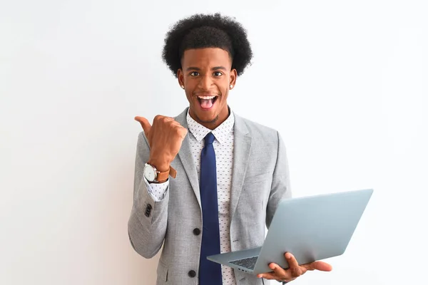 Joven Hombre Negocios Afroamericano Utilizando Portátil Pie Sobre Fondo Blanco —  Fotos de Stock