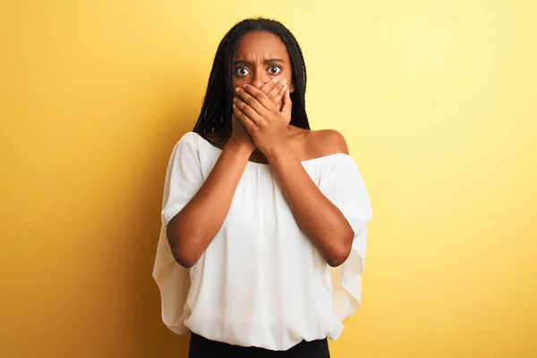 Mujer Afroamericana Joven Con Camiseta Blanca Pie Sobre Fondo Amarillo —  Fotos de Stock