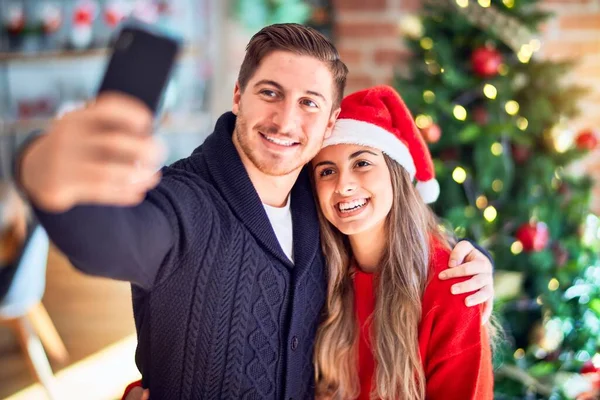 Jovem Casal Bonito Sorrindo Feliz Confiante Abraçando Fazer Selfie Por — Fotografia de Stock