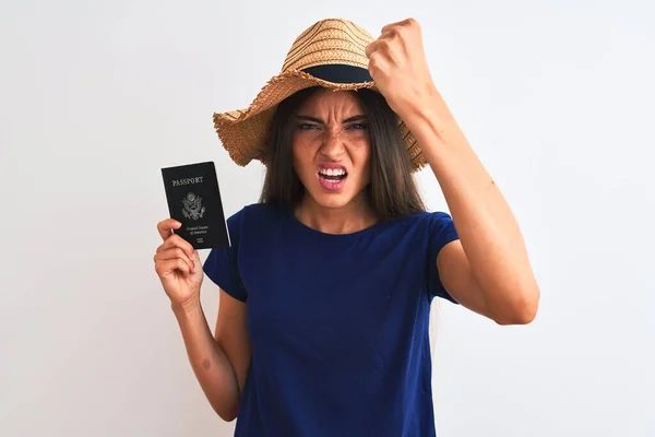 Hermosa Turista Con Sombrero Con Pasaporte Sobre Fondo Blanco Aislado — Foto de Stock