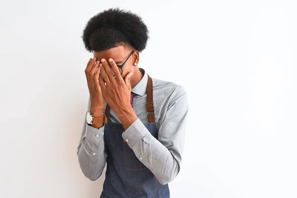 Giovane Afroamericano Negoziante Uomo Indossa Occhiali Grembiule Sfondo Bianco Isolato — Foto Stock
