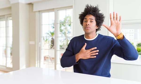 Jeune Homme Afro Américain Portant Pull Décontracté Assis Maison Jurant — Photo