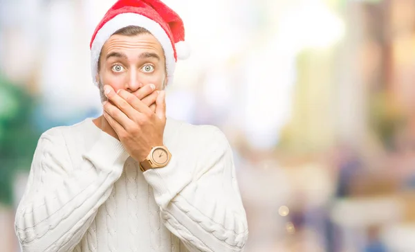 Mladý Pohledný Muž Nosí Santa Claus Klobouk Izolované Pozadí Šokován — Stock fotografie