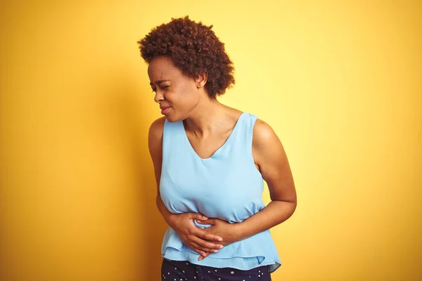 Schöne Afrikanisch Amerikanische Frau Trägt Elegantes Hemd Über Isoliertem Gelben — Stockfoto