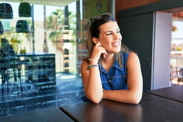 Jovem Bela Mulher Sentada Restaurante Desfrutando Férias Verão — Fotografia de Stock