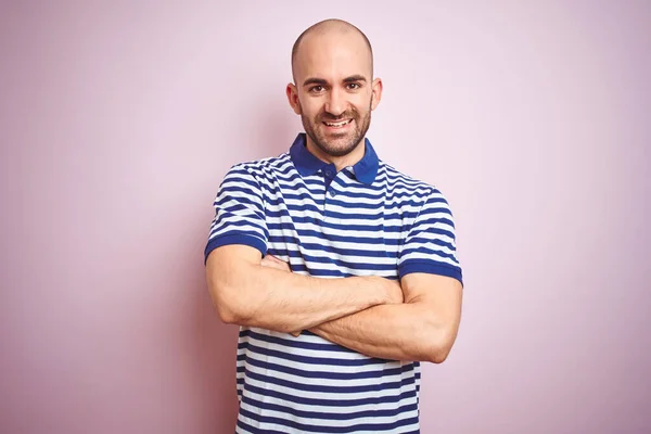 Jovem Careca Com Barba Vestindo Casual Listrado Azul Shirt Sobre — Fotografia de Stock