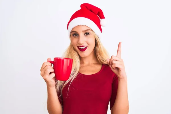 Piękna Kobieta Kapeluszu Świątecznego Mikołaja Pijąca Kawę Białym Tle Zaskoczona — Zdjęcie stockowe