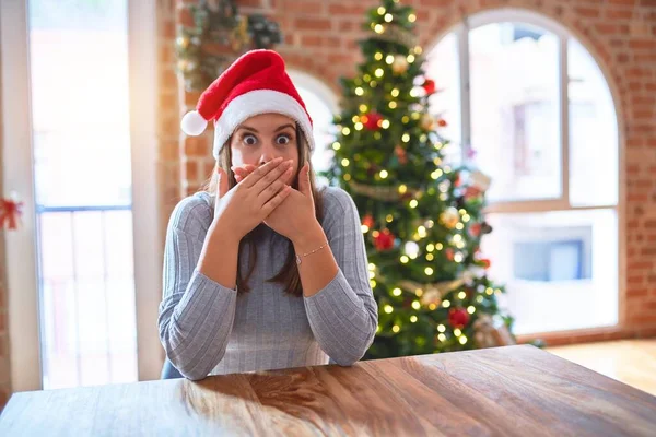 Jovem Mulher Bonita Vestindo Chapéu Papai Noel Mesa Casa Torno — Fotografia de Stock