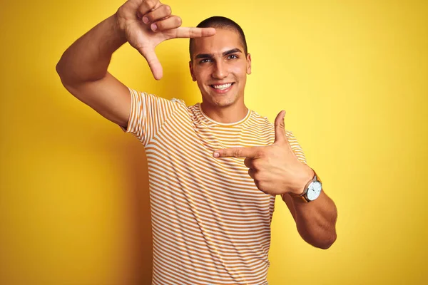 Homem Bonito Jovem Vestindo Shirt Listrada Sobre Fundo Isolado Amarelo — Fotografia de Stock