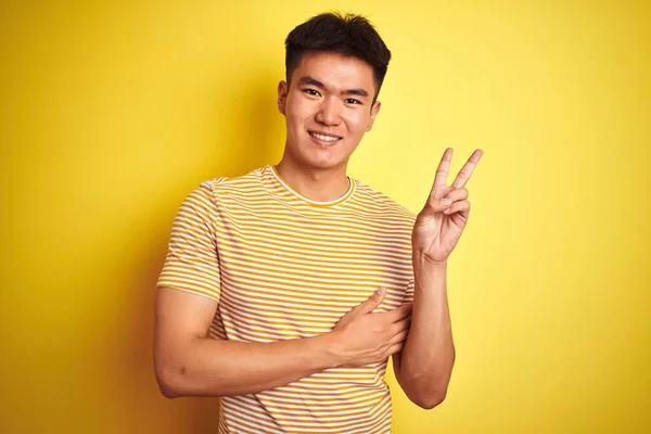 Jovem Asiático Chinês Homem Vestindo Shirt Sobre Isolado Amarelo Fundo — Fotografia de Stock