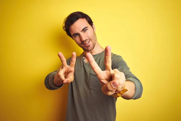 Homem Bonito Jovem Vestindo Camiseta Casual Sobre Fundo Amarelo Isolado — Fotografia de Stock