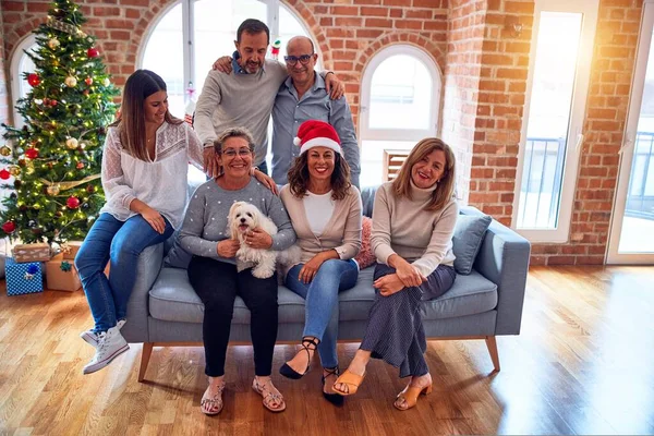 Famiglia Amici Cenano Casa Festeggiando Vigilia Natale Con Cibi Decorazioni — Foto Stock