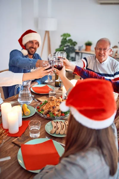 Όμορφη Οικογένεια Φορώντας Σάντα Claus Καπέλο Συνάντηση Χαμογελώντας Ευτυχισμένη Και — Φωτογραφία Αρχείου