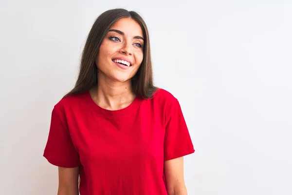 Mujer Hermosa Joven Con Camiseta Casual Roja Pie Sobre Fondo —  Fotos de Stock