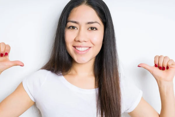 Mooie Brunette Vrouw Geïsoleerde Achtergrond Zoek Naar Vertrouwen Met Glimlach — Stockfoto