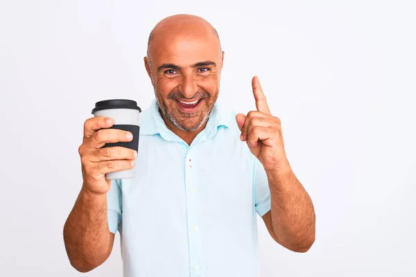 Μεσήλικας Που Πίνει Παίρνει Τον Καφέ Πάνω Από Απομονωμένο Λευκό — Φωτογραφία Αρχείου