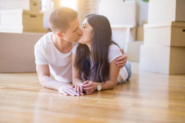 Ung Vacker Par Liggande Nya Hem Runt Pappkartonger — Stockfoto