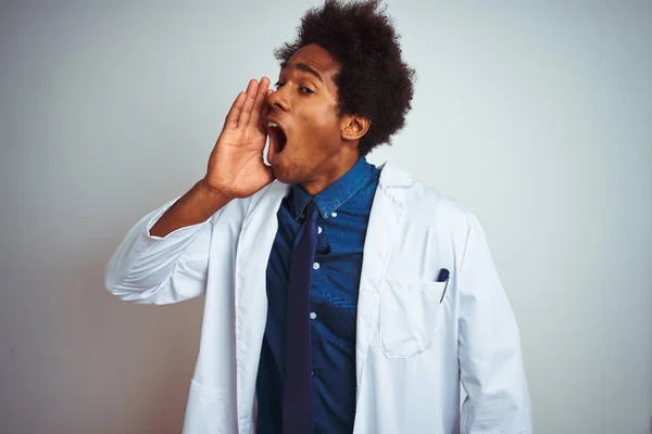 Mladý Africký Americký Lékař Kabátě Stojící Nad Osamělým Bílým Pozadím — Stock fotografie
