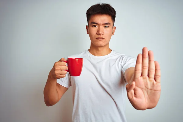 Asiático Chinês Homem Segurando Vermelho Xícara Café Sobre Isolado Branco — Fotografia de Stock