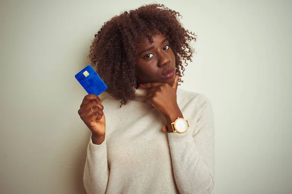Fiatal Afrikai Afro Kezében Hitelkártya Felett Áll Elszigetelt Fehér Háttér — Stock Fotó