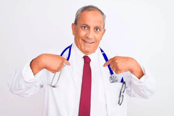 Senior Uomo Medico Dai Capelli Grigi Indossa Stetoscopio Piedi Sopra — Foto Stock