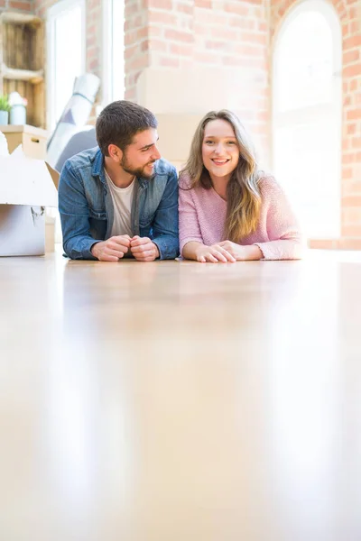 Junges Schönes Verliebtes Paar Entspannt Auf Dem Boden Liegend Zusammen — Stockfoto