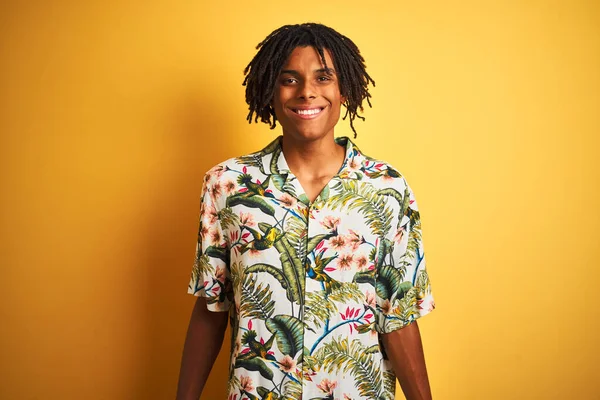 Afro Muž Dredy Dovolené Sobě Letní Košili Přes Izolované Žluté — Stock fotografie