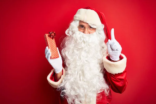 Muž Středního Věku Kostýmu Santa Clause Drží Dárek Nad Izolovaným — Stock fotografie