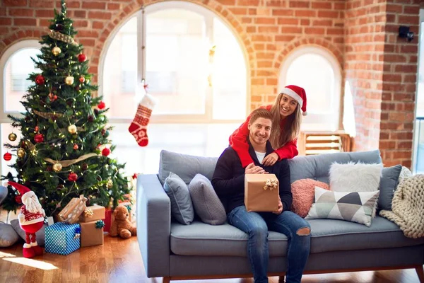 Joven Hermosa Pareja Sonriendo Feliz Confiada Mujer Sorpresa Hombre Con —  Fotos de Stock