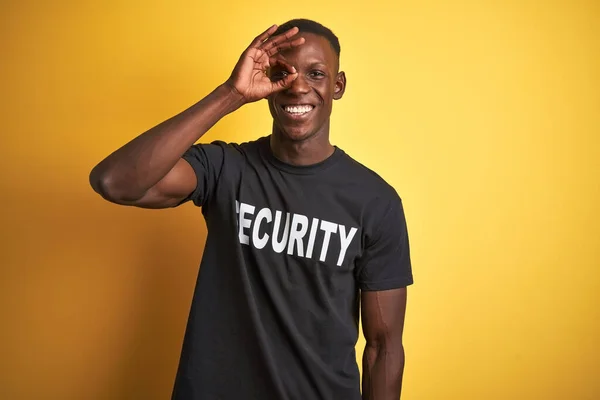 Africano Americano Homem Salvaguarda Vestindo Uniforme Segurança Sobre Fundo Amarelo — Fotografia de Stock