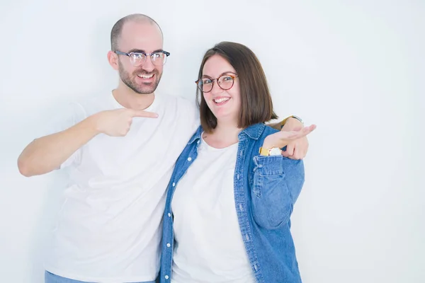 Casal Jovem Juntos Usando Óculos Sobre Fundo Isolado Branco Muito — Fotografia de Stock