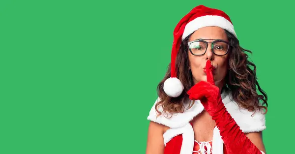 Orta Yaşlı Kadın Noel Baba Kostümü Giyiyor Parmakları Dudaklarında Sessiz — Stok fotoğraf