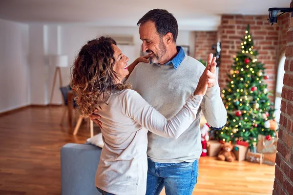 年轻漂亮的夫妇面带微笑 既快乐又自信 在家里围着圣诞树站着跳舞 — 图库照片