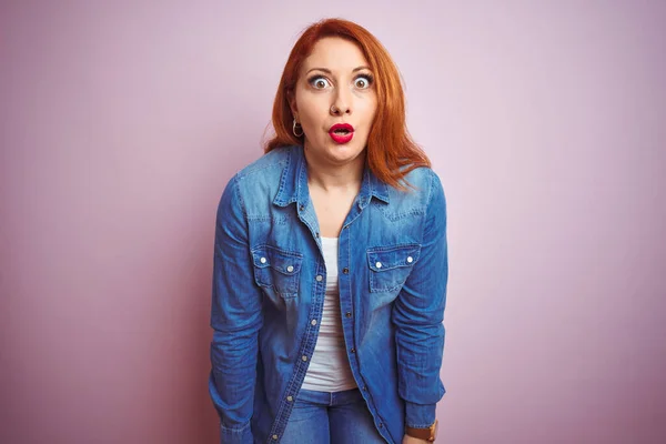 Youg Mooie Roodharige Vrouw Dragen Denim Shirt Staan Geïsoleerde Roze — Stockfoto