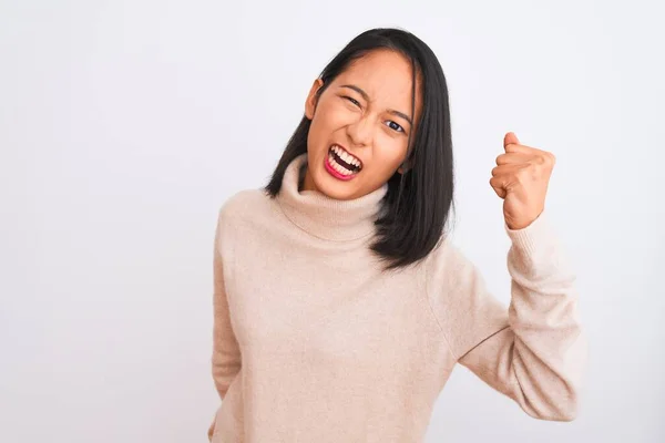 Młoda Chinka Ubrana Sweter Golfem Stojąca Białym Tle Wściekła Wściekła — Zdjęcie stockowe