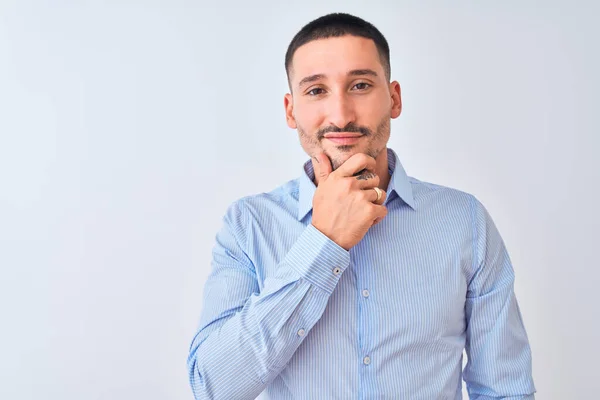 Joven Hombre Negocios Guapo Pie Sobre Fondo Aislado Mirando Confiado — Foto de Stock