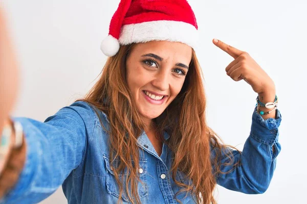 Mladý Krásný Ryšavý Žena Sobě Vánoční Klobouk Přičemž Selfie Velmi — Stock fotografie