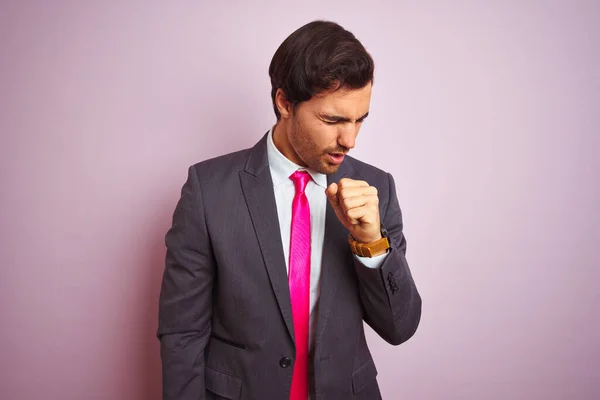 Joven Hombre Negocios Guapo Vistiendo Traje Corbata Pie Sobre Fondo —  Fotos de Stock