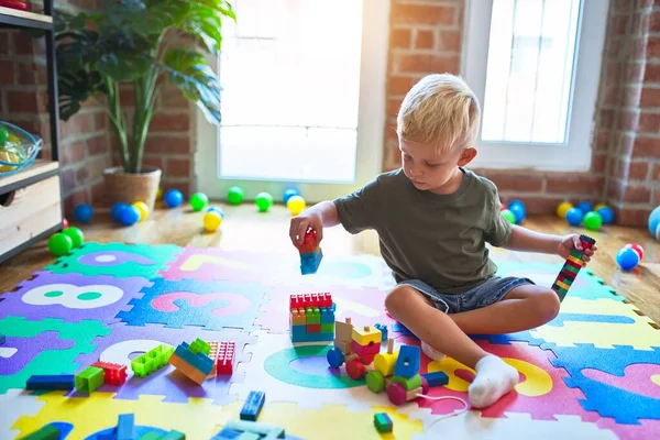 Jovem Caucasiano Brincando Jardim Infância Com Blocos Brinquedos Menino Pré — Fotografia de Stock